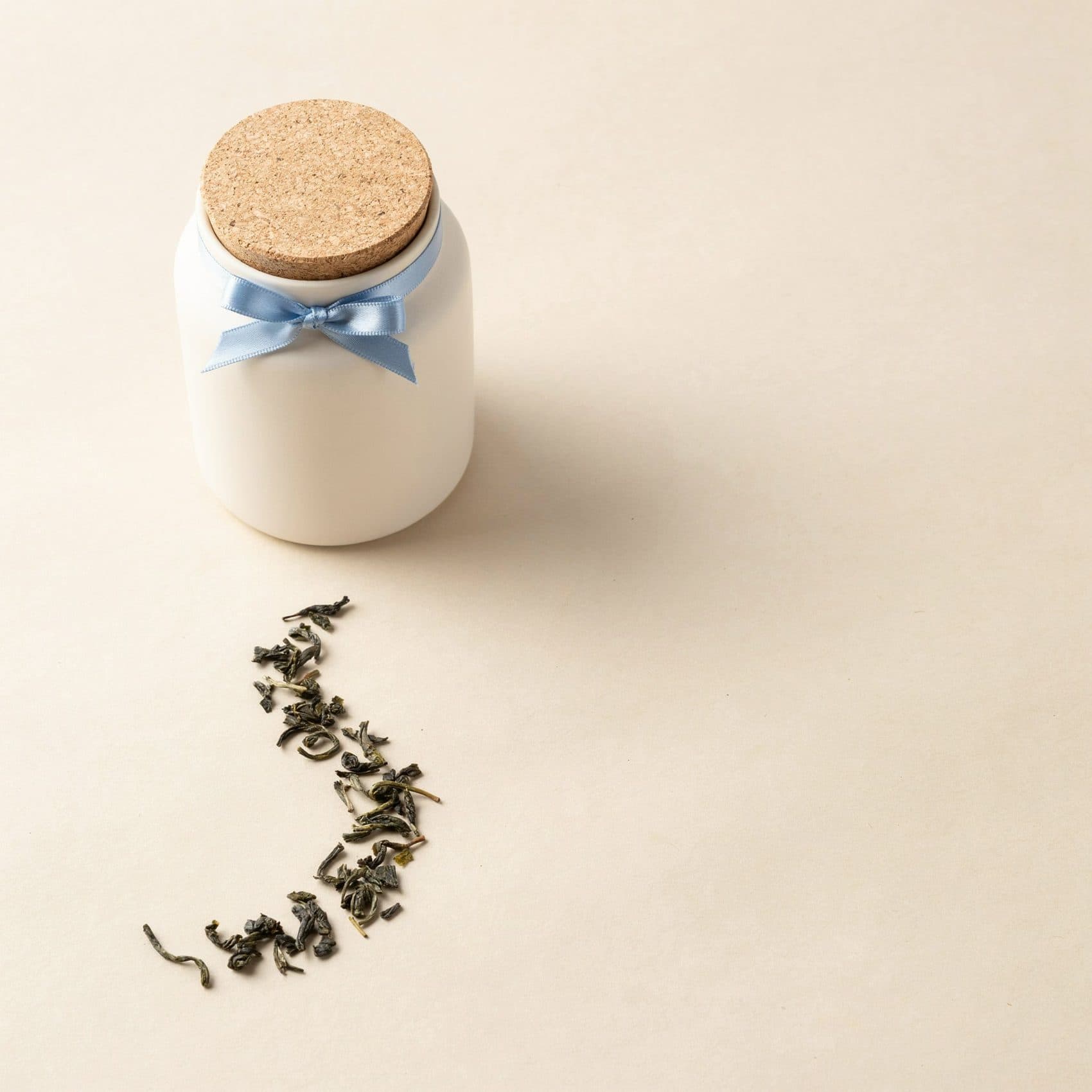 Square ad frame of the canister with tea leaves arranged in an arc